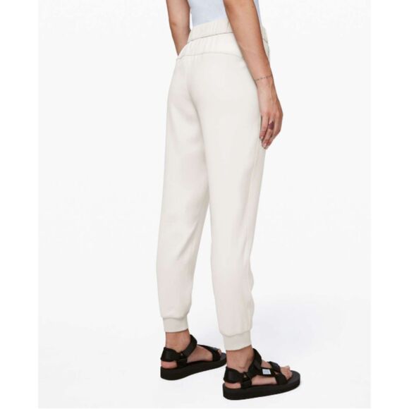 Lululemon On the Fly Jogger, Silverstone, Size 6, W5BZDS - Picture 3 of 10